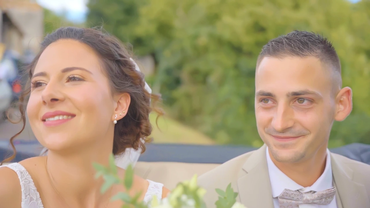 Les mariés sourient pendant leur mariage.